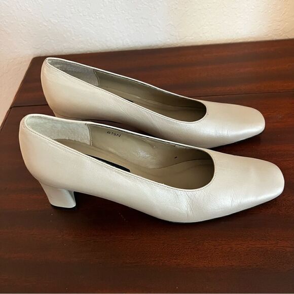 Vaneli Vintage Beige Leather Pumps. 2.5 Inch Stacked Heels. Size 6.5 Narrow - Picture 6 of 12